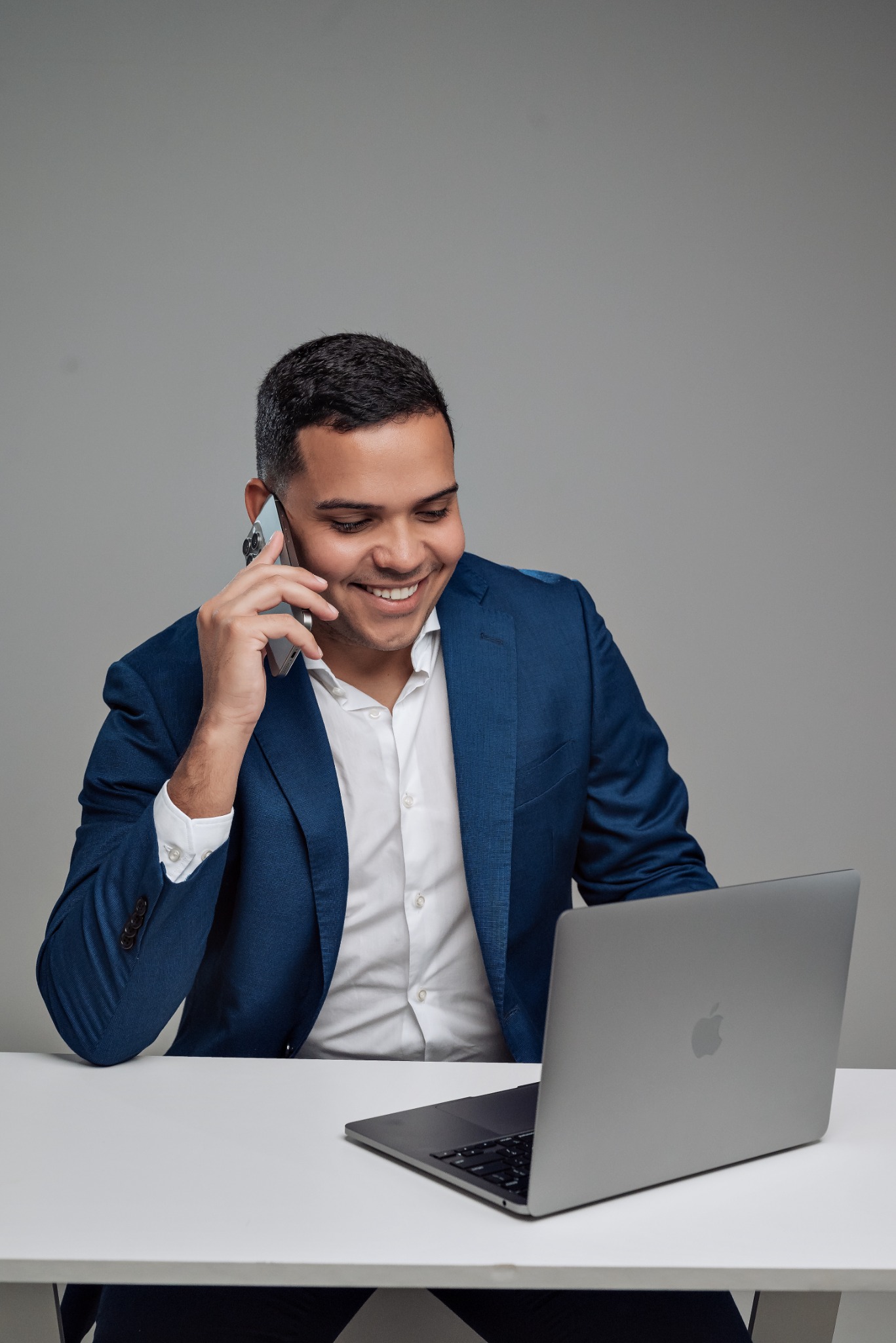 Especialista da 6S atendendo um cliente por telefone enquanto acompanha o processo no computador